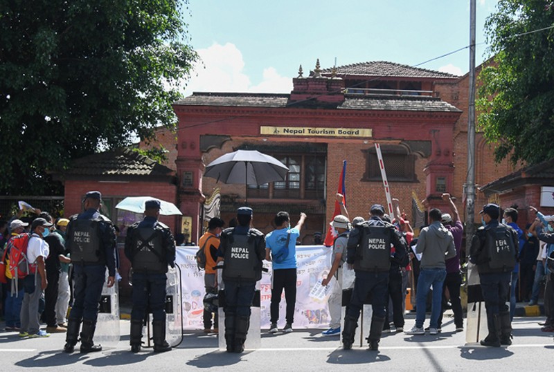 रोजगारी खोसिएको भन्दै मजदुरहरुको प्रदर्शन