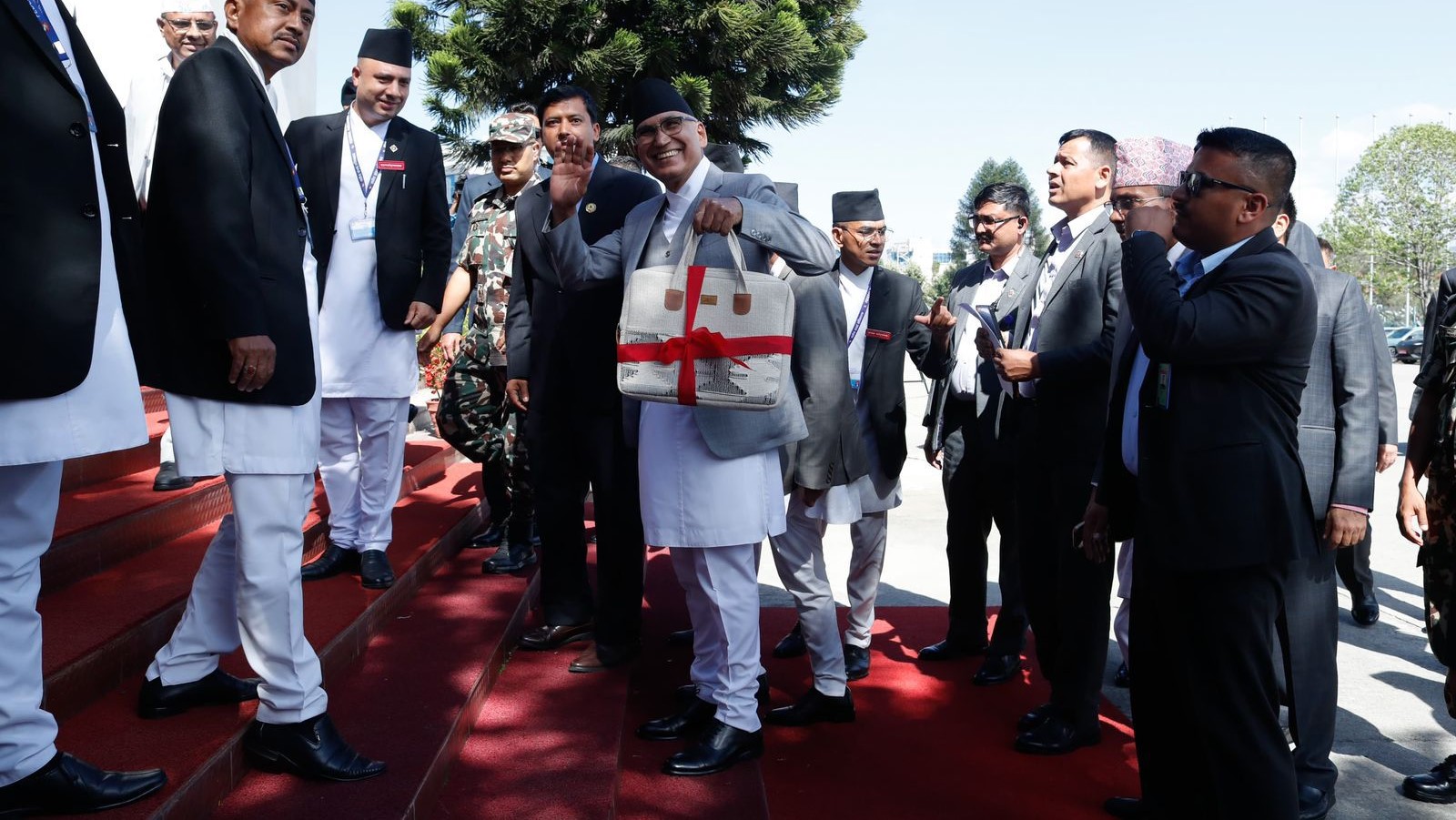 सरकारले ल्यायो १९ खर्ब ६४ अर्बको बजेट