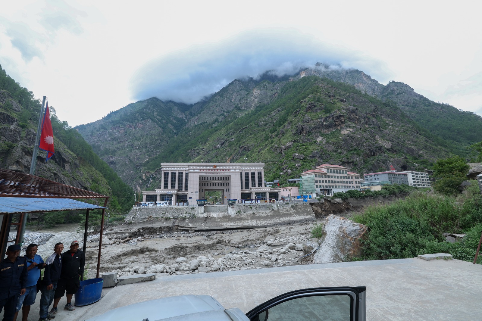 रसुवा र नुवाकोटको बाढी प्रभावित क्षेत्रमा प्रधानमन्त्रीले गरे अवलोकन