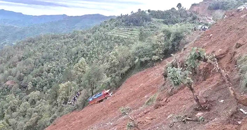 दाउन्ने : गुडिरहेको बस पहिरोमा, एकको मृत्यु, १७ घाइते