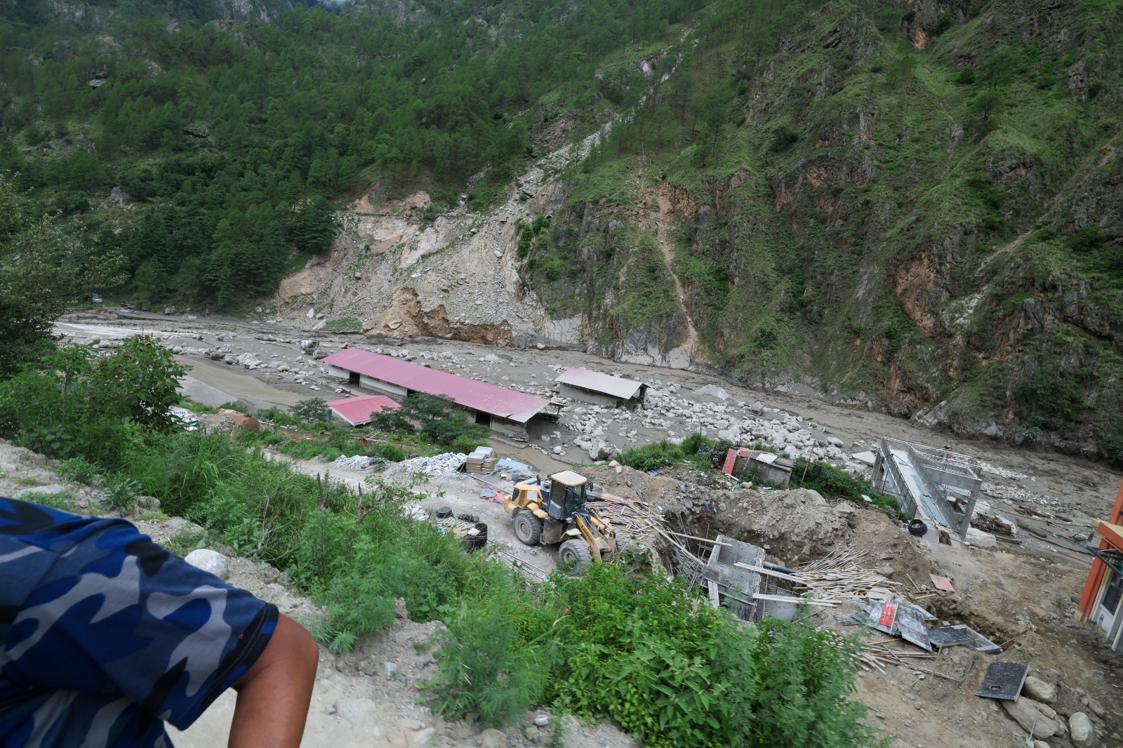 गए राति आएको बाढीले क्षतिग्रस्त तातोपानी नाका