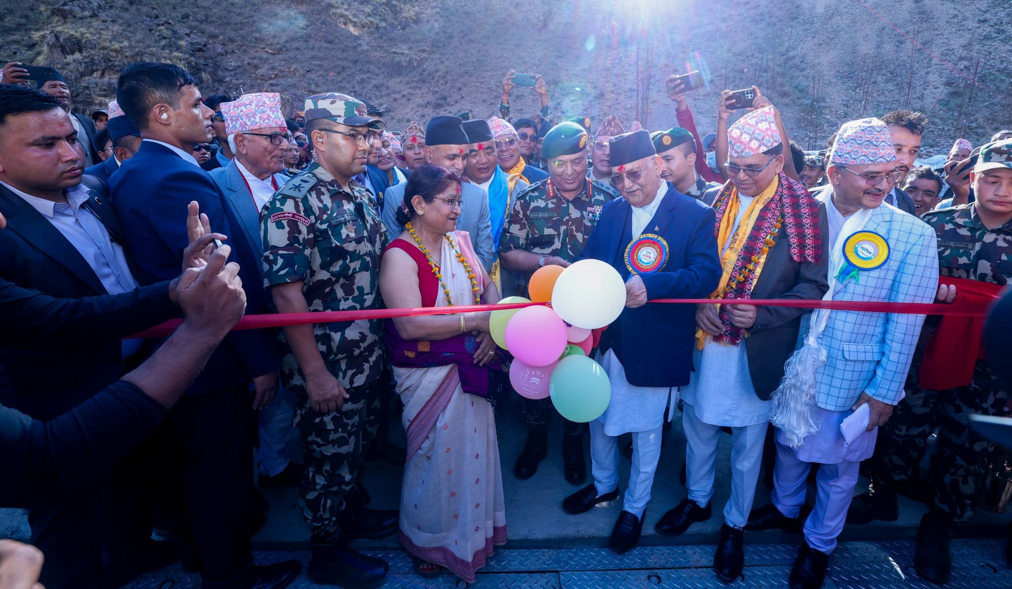 कर्णाली कोरिडाेरअन्तर्गत चुवाखोलामा बनेको बेलिब्रिजको उद्घाटन गर्दै प्रधानमन्त्री केपी शर्मा ओली